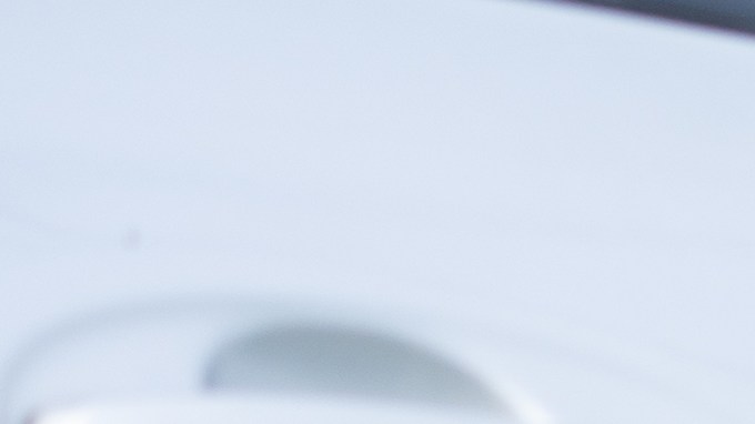 Las conductoras asiáticas comprueban si hay daños después de un accidente automovilístico antes de tomar fotos y de enviar un seguro. Reclamación por seguro de accidentes de tránsito en línea después de presentar fotos y pruebas a una compañía de seguros.