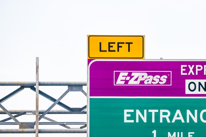 Carril de salida EZPass EZ Pass para peaje con texto de señal para entrada y giro a la izquierda en Virginia