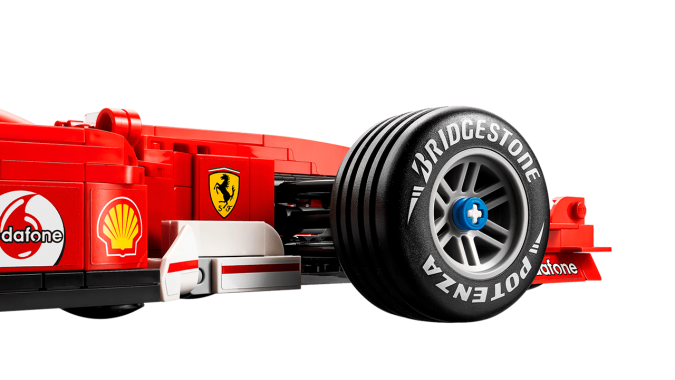 Lego Icons F1 F2004 tiene detalles en las ruedas.