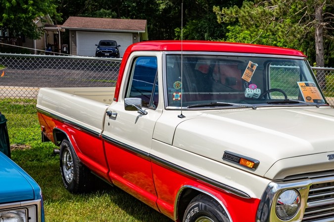 Vista de esquina delantera de alta perspectiva de un Camión especial de recogida de Ford F250 de 1968 en un espectáculo de autos local.