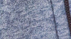 Falta de dinero para gasolina y combustible. Gasolina cara. El conductor sostiene una cartera vacía de un dólar contra el fondo de una boquilla de combustible en el depósito de gasolina.