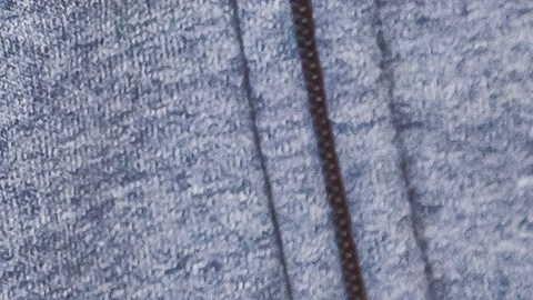 Falta de dinero para gasolina y combustible. Gasolina cara. El conductor sostiene una cartera vacía de un dólar contra el fondo de una boquilla de combustible en el depósito de gasolina.