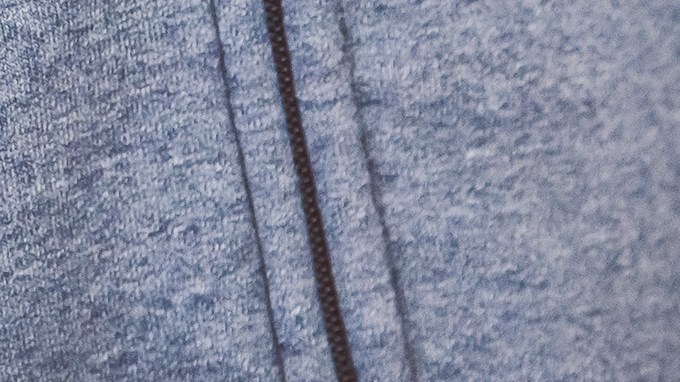 Falta de dinero para gasolina y combustible. Gasolina cara. El conductor sostiene una cartera vacía de un dólar contra el fondo de una boquilla de combustible en el depósito de gasolina.