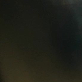 Mano masculina que sostiene la rueda en coche. El conductor masculino golpea sus dedos en el volante mientras conduce por la noche. Hermosas luces de la ciudad sobre fondo borroso. Estilo de lujo. Concepto nocturno