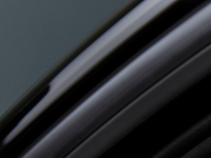 Cabina Audi RS5 Sedan vista frontal con cluster digital, pantalla central y pedales deportivos, innovación en vehículos de alto rendimiento