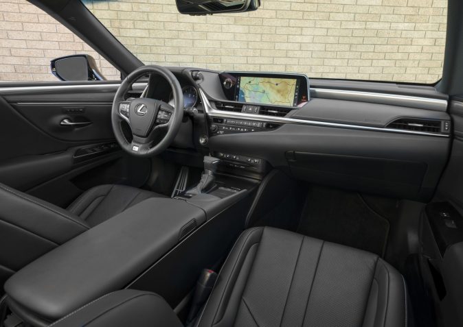 Interior premium del Lexus ES con volante de cuero, pantalla táctil central y asientos en piel negra de alta calidad