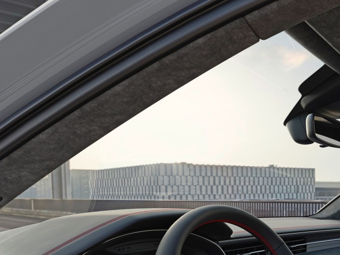 Interior lujoso del Audi S6 Nardo Sport Edition 2025, volante deportivo, asientos premium y tecnología avanzada.