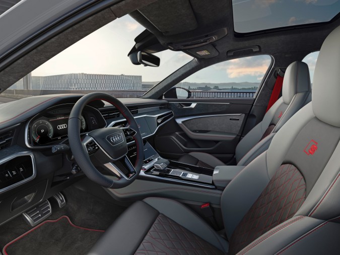 Interior lujoso del Audi S6 Nardo Sport Edition 2025, volante deportivo, asientos premium y tecnología avanzada.