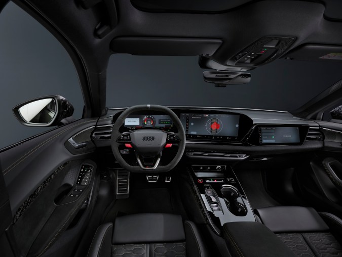 Interior Audi RS5 Sedan con volante deportivo, pantallas infotainment y asientos de cuero