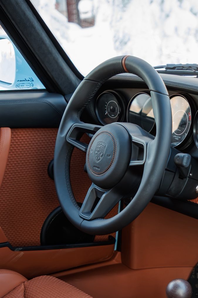 Interior Kalmar 7-97 Turbo con asientos Recaro en cuero, palanca manual y pedales en Porsche 993 turbo.