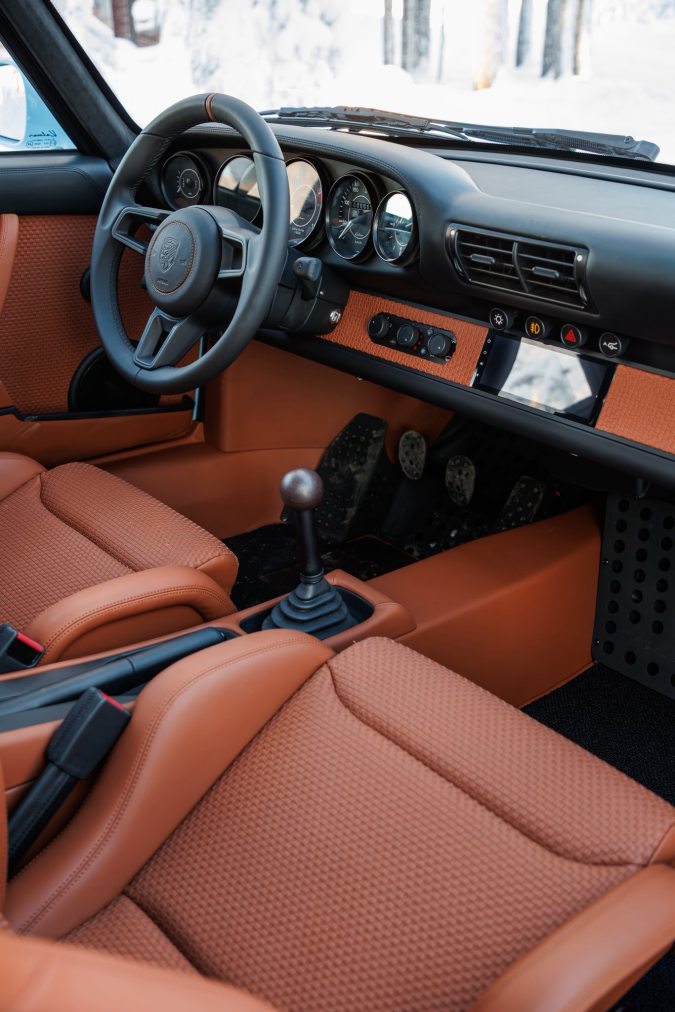 Interior Kalmar 7-97 Turbo con asientos Recaro en cuero, palanca manual y pedales en Porsche 993 turbo.