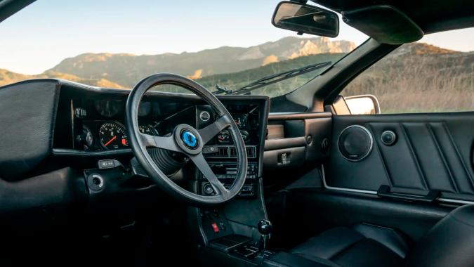 Isdera Imperatori 108i Serie 2 tiene un diseño minimalista.