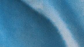 Un joven apuesto está lavando un auto al aire libre.