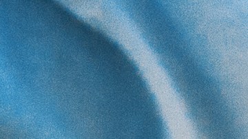 Un joven apuesto está lavando un auto al aire libre.