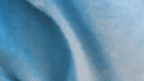 Un joven apuesto está lavando un auto al aire libre.