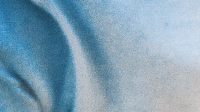 Un joven apuesto está lavando un auto al aire libre.