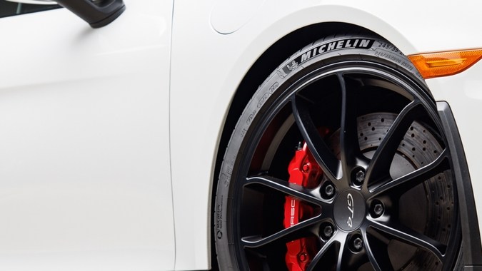 Porsche GT4 mostrando la rueda delantera del lado del acompañante