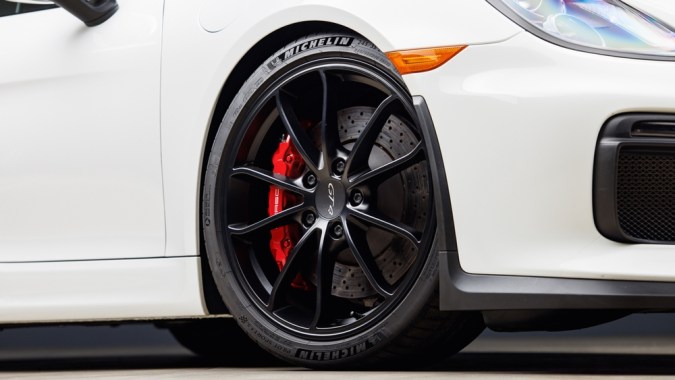 Porsche GT4 mostrando la rueda delantera del lado del acompañante
