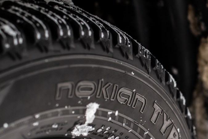 . Vista de cierre de la rueda de los neumáticos Nokian. Modelo de neumático Nokian Hakkapeliitta vista de cierre. Neumáticos de invierno.