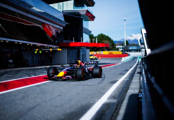 Max Verstappen en Red Bull Ford F1 2026 en pista de Barcelona, pruebas para la temporada de f1 2026.