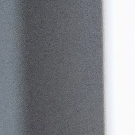 Expresión facial sonriente y alegre. Mecánico trabajando en una estación de servicio de coches.