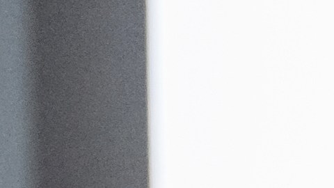 Expresión facial sonriente y alegre. Mecánico trabajando en una estación de servicio de coches.