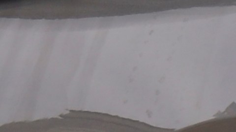 Parte del automóvil de la marca BMW. Ruedas y neumáticos Neumático de rueda Continental de un vehículo deportivo de lujo con un potente sistema de frenado y discos. perspectiva del automóvil