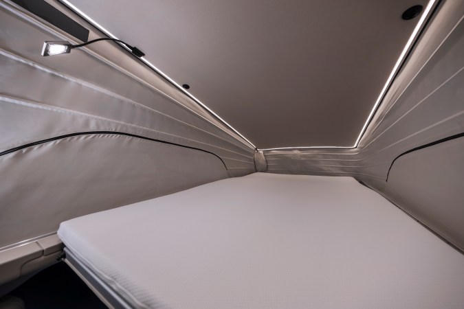 Mercedes-Benz Marco Polo 2027 tiene una cama amplia.