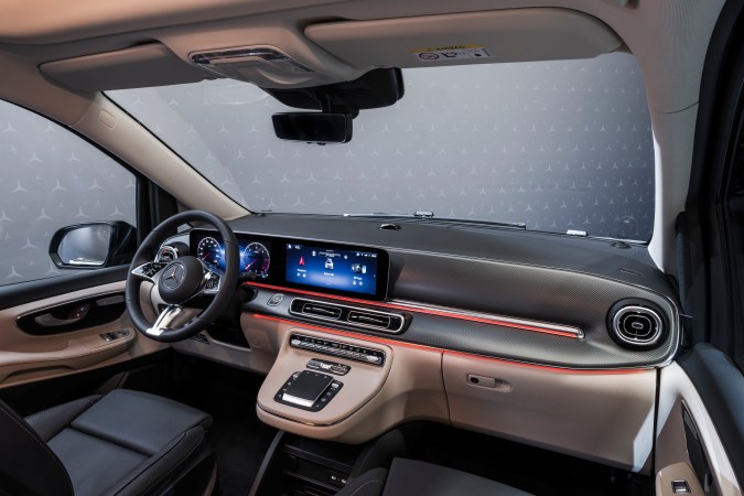 Mercedes-Benz Marco Polo 2027 tiene un interior lujoso.
