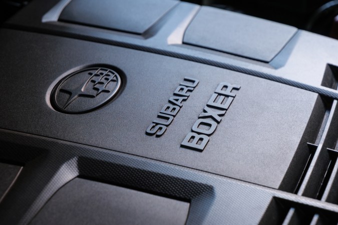 Motor Subaru Boxer de ingeniería de precisión, superficie metálica plateada que revela marcas distintivas y disposición mecánica.