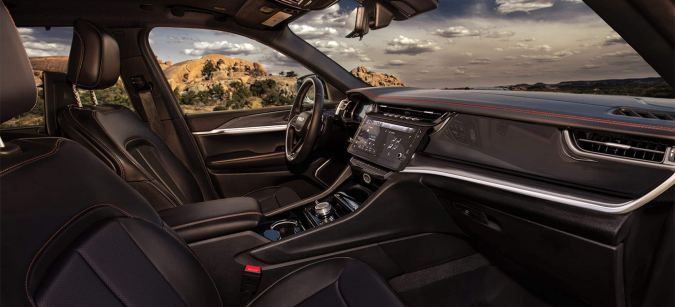 Jeep Grand Cherokee 2026 tiene un interior amplio.