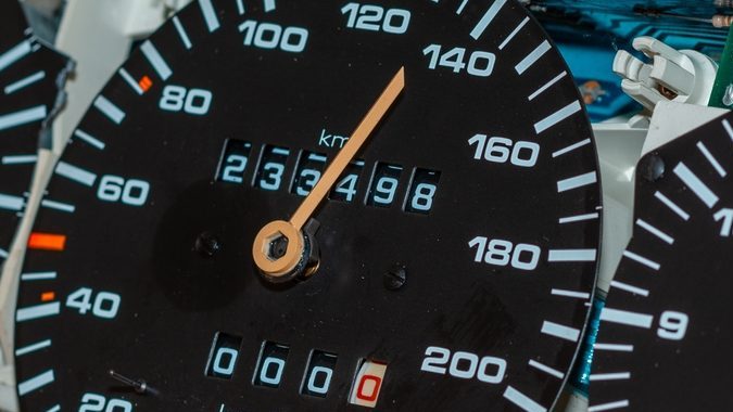 Velocímetro de coche antiguo, odómetro. Fondo del indicador de velocidad.Flecha de velocidad del motor de cambio de color.