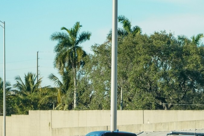 Un policía estatal de Florida detuvo un automóvil en el sur de Miami. La Patrulla de Carreteras de Florida es una división del Departamento de Seguridad Vial y Vehículos Motorizados de Florida