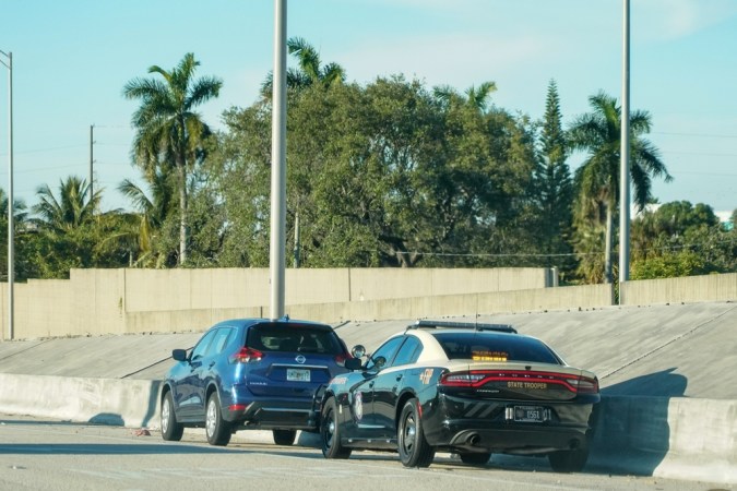Un policía estatal de Florida detuvo un automóvil en el sur de Miami. La Patrulla de Carreteras de Florida es una división del Departamento de Seguridad Vial y Vehículos Motorizados de Florida