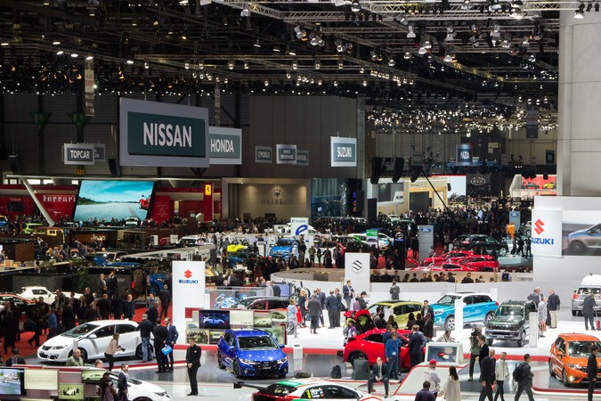 Autos en exhibición en salón del automóvil, modelos variados en evento internacional de vehículos