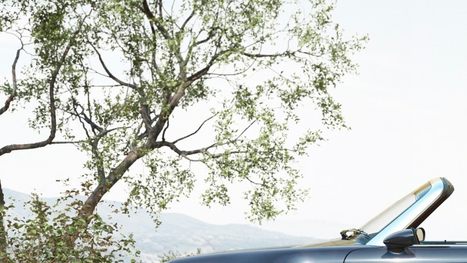 Porsche 911 Carrera Cabriolet Reimagined By Singer tiene un techo más ligero.