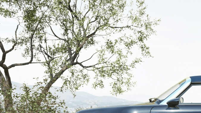 Porsche 911 Carrera Cabriolet Reimagined By Singer tiene un perfil más aerodinámico.