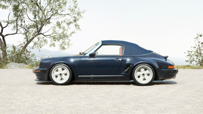 Porsche 911 Carrera Cabriolet Reimagined By Singer tiene un perfil más aerodinámico.