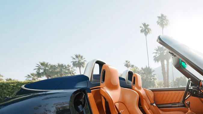 Porsche 911 Carrera Cabriolet Reimagined By Singer tiene un interior personalizado.