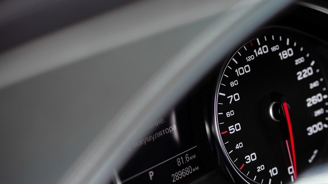 Tablero de mandos de coche con contraluz blanco: Odómetro, velocímetro, tacómetro, nivel de combustible, temperatura del agua y más.