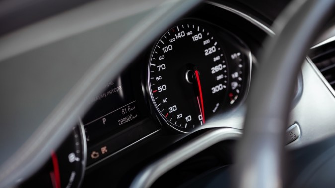 Tablero de mandos de coche con contraluz blanco: Odómetro, velocímetro, tacómetro, nivel de combustible, temperatura del agua y más.