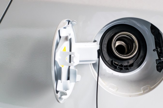 Cubierta del depósito de aceite color blanco para los clientes. Usar papel pintado o fondo para el transporte y la imagen automovilística.