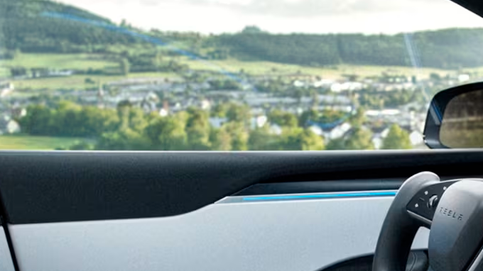 Tesla Model X usa un volante tipo horquilla.