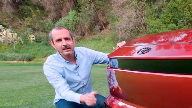 Toyota C-HR 2026 tiene un diseño caracteristico de Toyota.