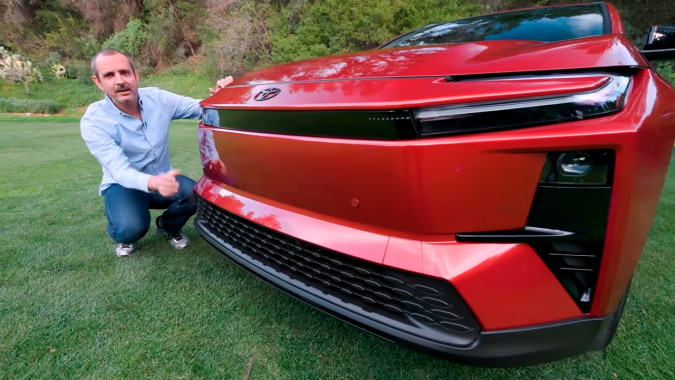 Toyota C-HR 2026 tiene un diseño caracteristico de Toyota.