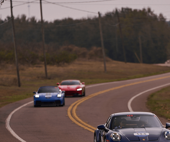 Porsche 911 GT3 azul lidera hypercars Ferrari en pista 1000 Miglia Experience Florida 2026.