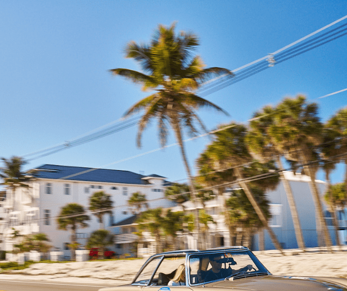 Mercedes-Benz 280 SL dorado con número 60 en 1000 Miglia Florida, palmeras y playa.