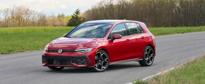 Golf GTI 2026 Autobahn en rojo metálico Kings Red, hatchback deportivo Volkswagen para 2026.