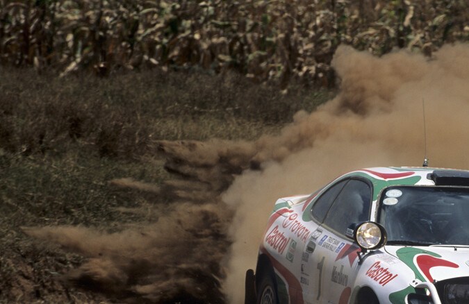 Toyota Celica WRC 1993 en plena derrapada sobre tierra, decoración Castrol, historia del rally mundial y autos de competición japoneses