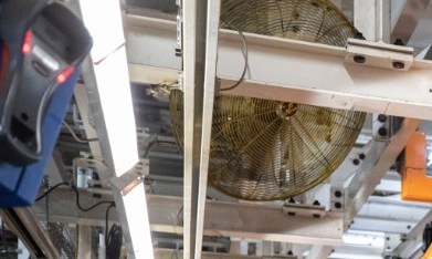 Línea de ensamblaje Ford Bronco en fábrica, producción de SUV todoterreno gris con estructura trasera visible, proceso industrial de manufactura automotriz de Ford